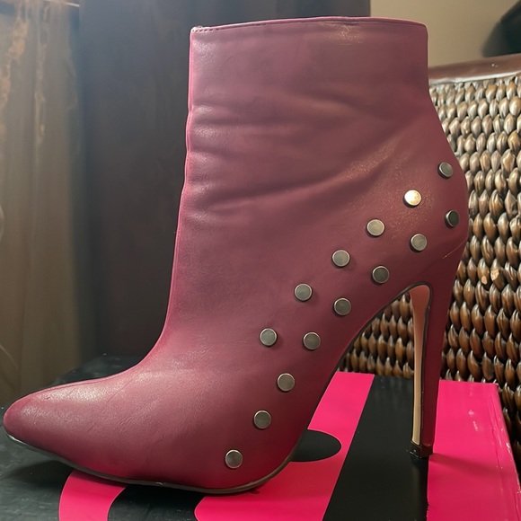 Cranberry color booties - Picture 2 of 6